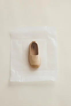 ALPERGATA EM PELE-ZARA Fashion