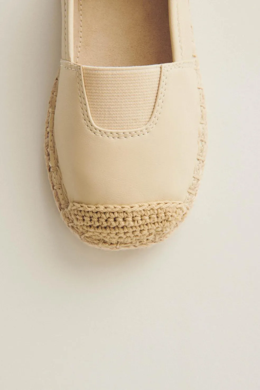 ALPERGATA EM PELE-ZARA Fashion