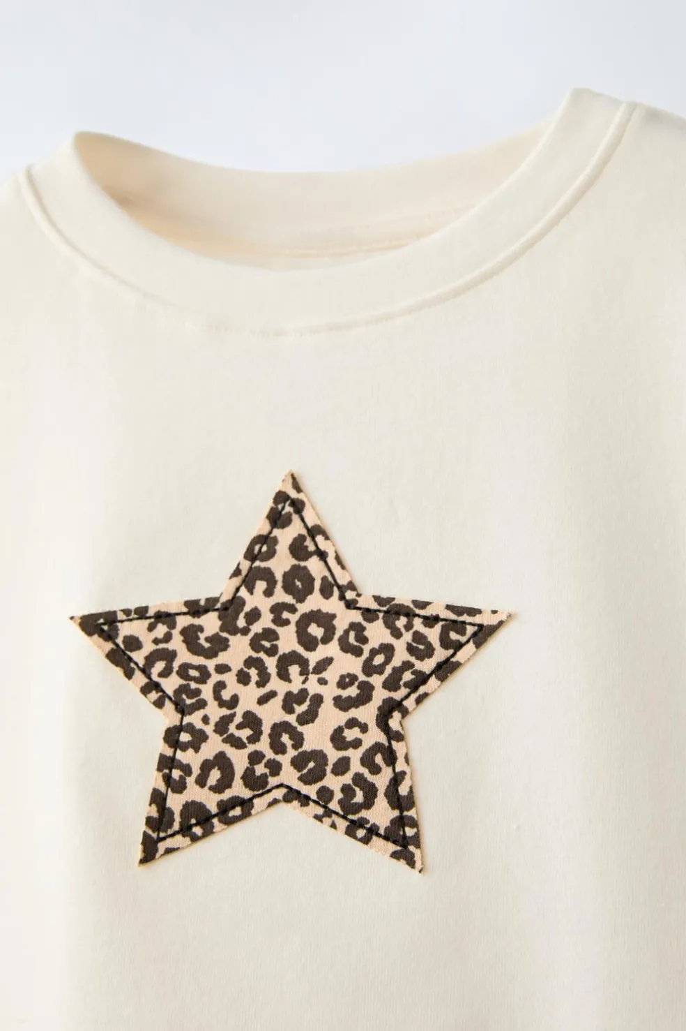BLUSA COM APLICAÇÃO-ZARA New