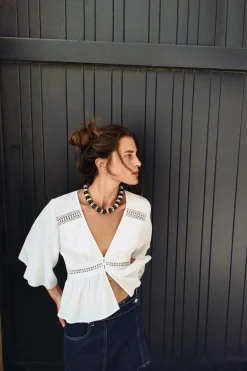 ZARA Camisas / Blusas^BLUSA CURTA COM ENTREMEIOS Branco