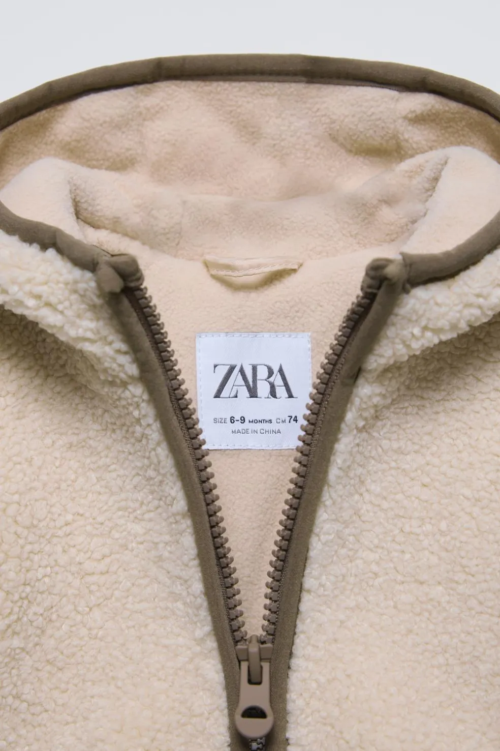 BLUSÃO C/ CAPUZ E EFEITO DE PELO ENCARACOLADO-ZARA Fashion