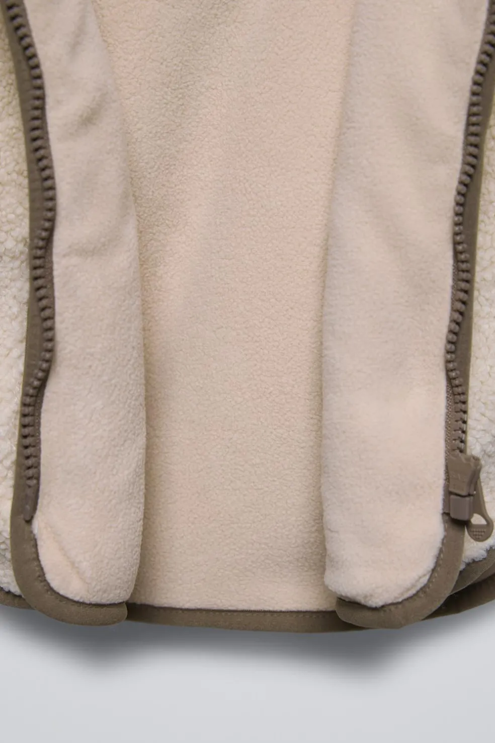 BLUSÃO C/ CAPUZ E EFEITO DE PELO ENCARACOLADO-ZARA Fashion