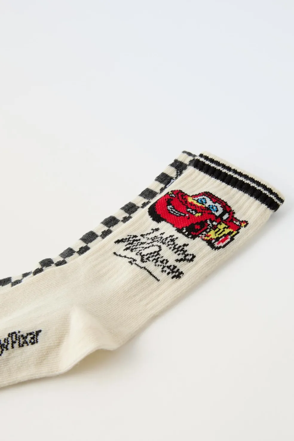 CONJUNTO DE DUAS MEIAS COMPRIDAS CARROS FAÍSCA MCQUEEN © DISNEY-ZARA Outlet