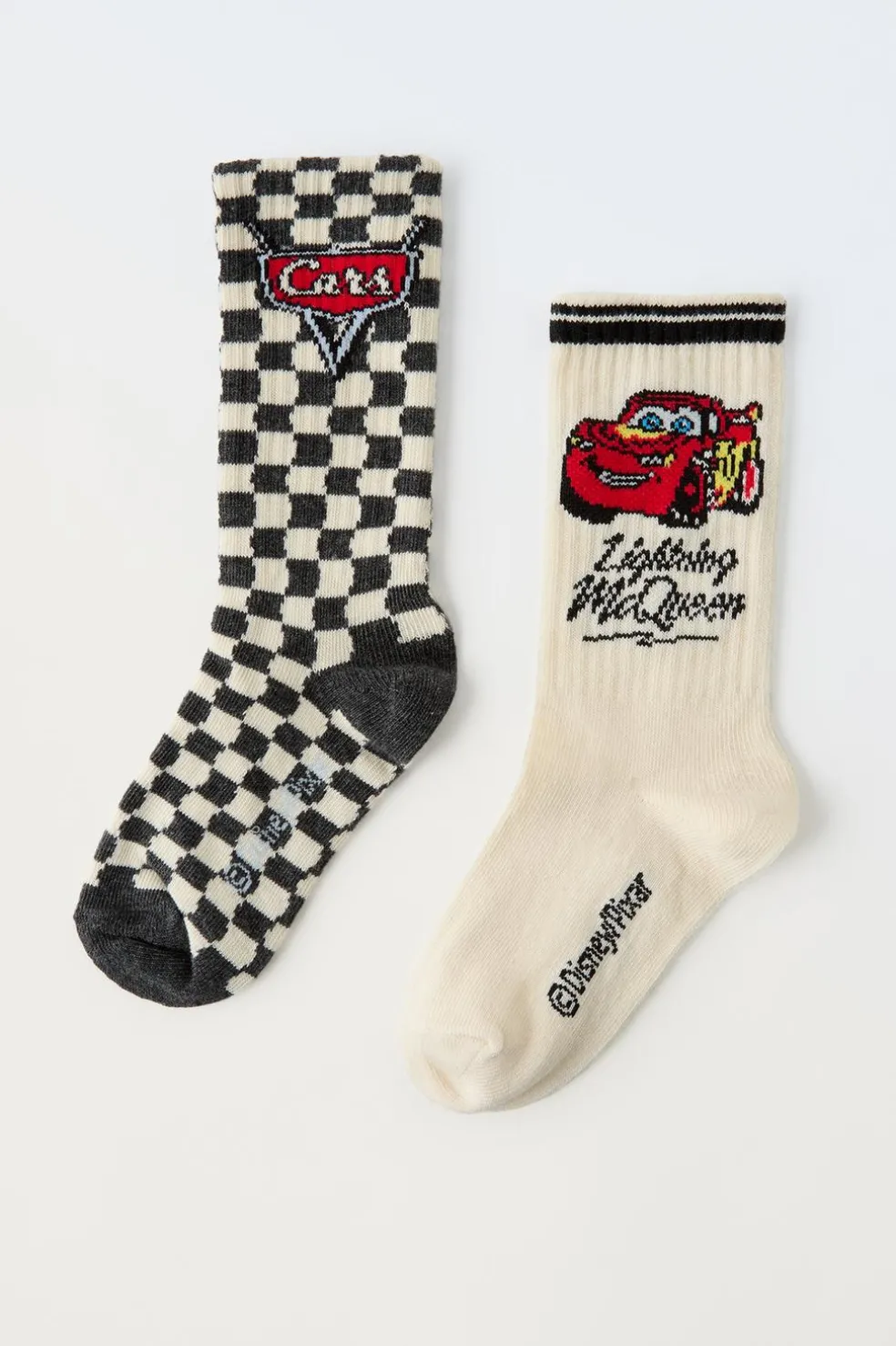 CONJUNTO DE DUAS MEIAS COMPRIDAS CARROS FAÍSCA MCQUEEN © DISNEY-ZARA Outlet