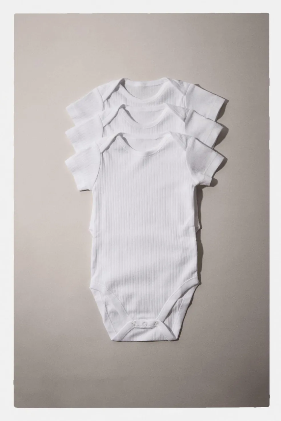 PACK DE TRÊS BODIES DECOTE REDONDO E MANGA CURTA-ZARA Online