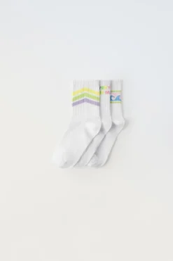 PACK DE TRÊS MEIAS COMPRIDAS RISCAS E MENSAGEM-ZARA Online