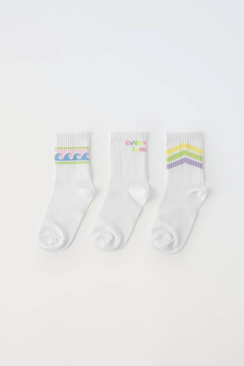 PACK DE TRÊS MEIAS COMPRIDAS RISCAS E MENSAGEM-ZARA Online