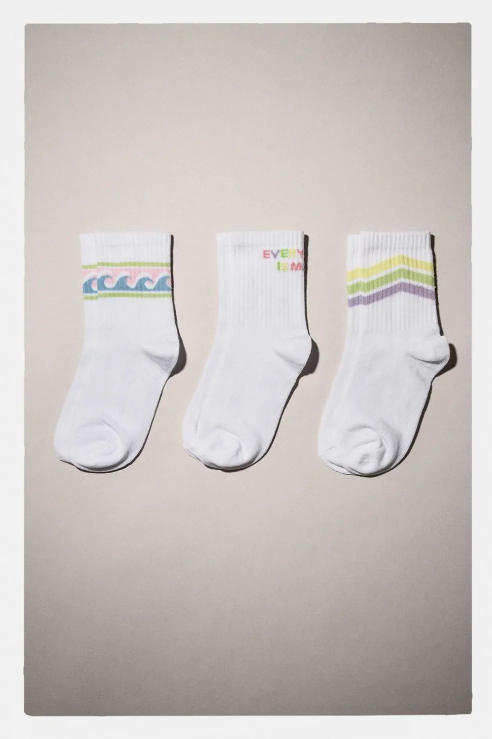 PACK DE TRÊS MEIAS COMPRIDAS RISCAS E MENSAGEM-ZARA Online