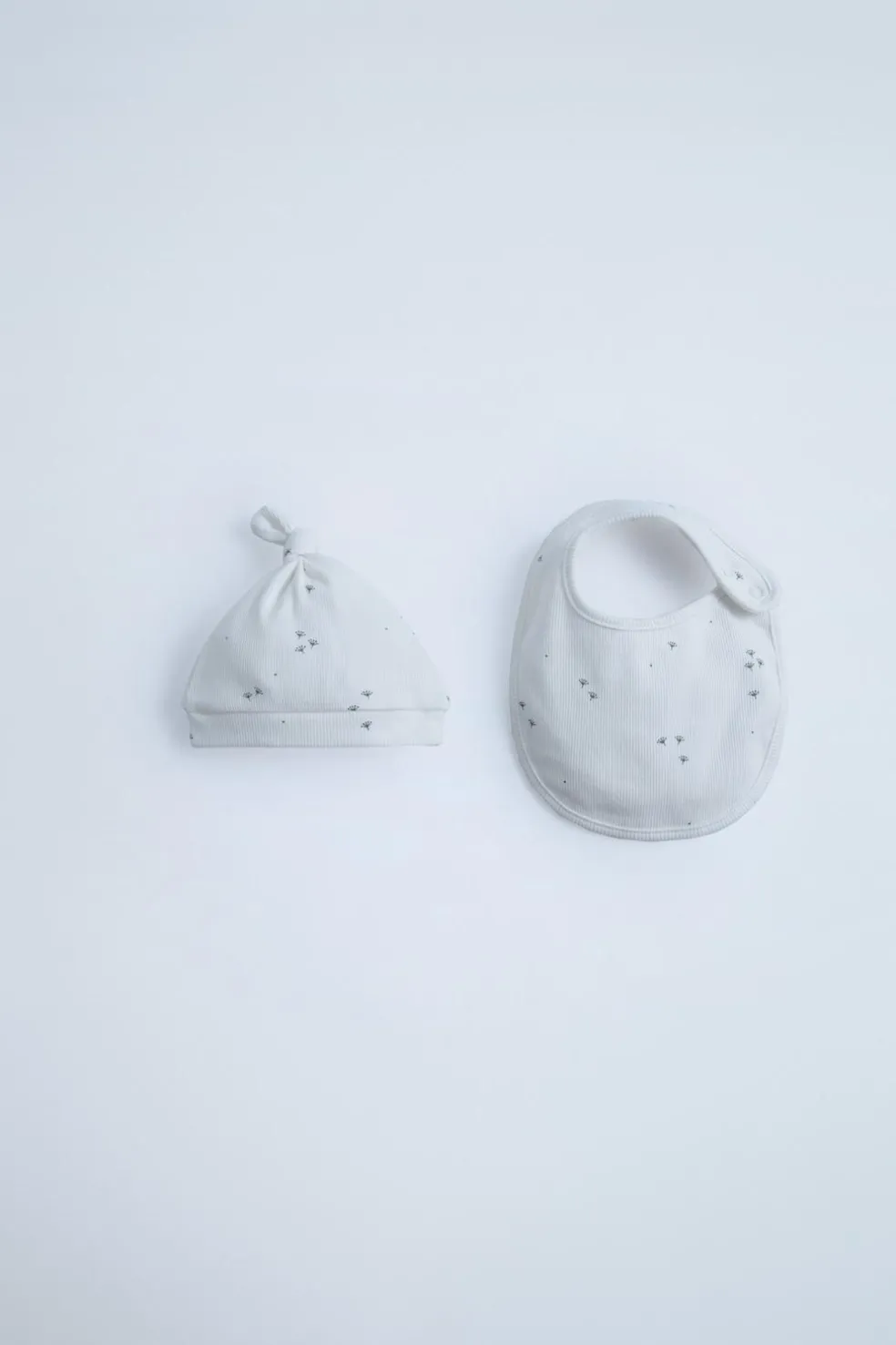 PACK GORRO E BABETE DE CANELADO ESTAMPADO-ZARA Best