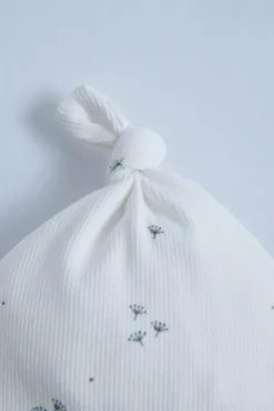 PACK GORRO E BABETE DE CANELADO ESTAMPADO-ZARA Best