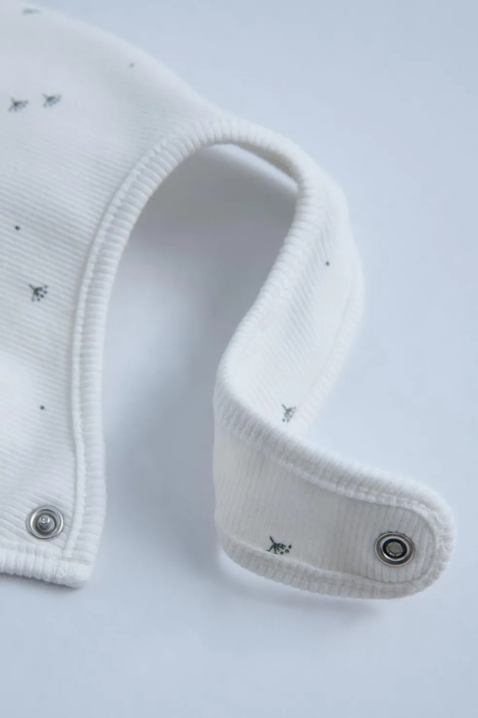 PACK GORRO E BABETE DE CANELADO ESTAMPADO-ZARA Best