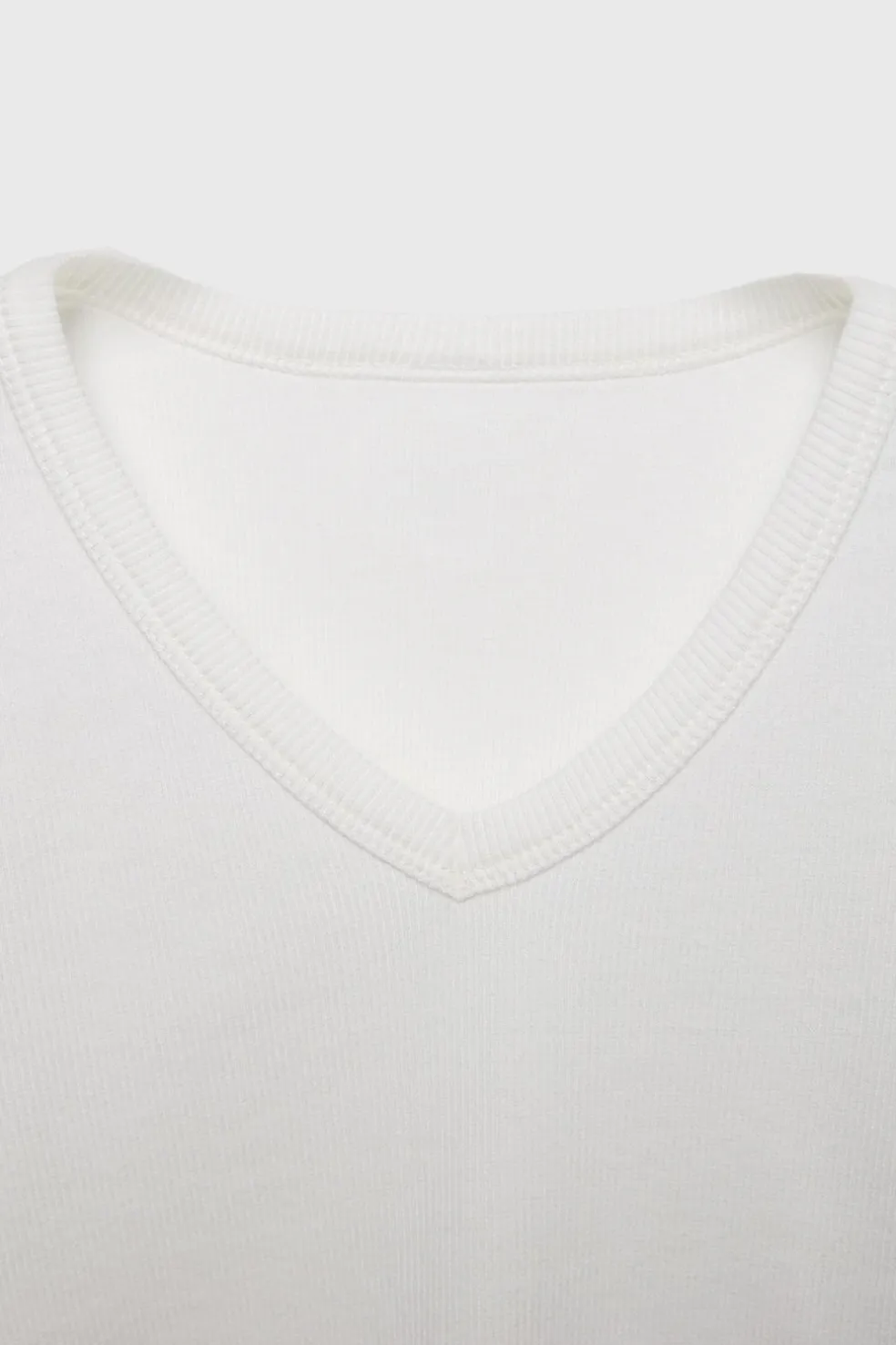 Z3D T-SHIRT COM NERVURAS E DECOTE EM PICO-ZARA Shop